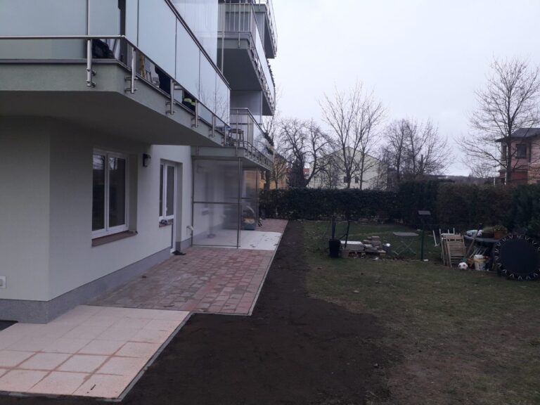 Sanace balkónů a teras, obnova fasády, nové AL zábradlí – bytový dům Běchovice